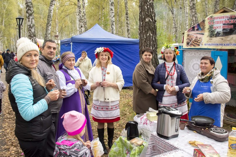 Погода в кожевниково томской. Кожевниково Томская область население. Народ на праздниках Кожевниково Томская область. Кожевниково село население. Кожевниково Томская область больница.