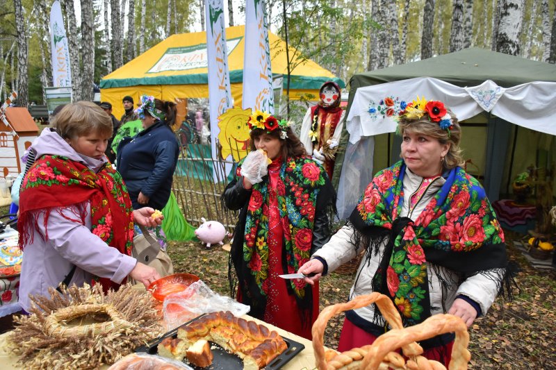 Погода в кожевниково томской. Праздник картошки Кожевниково Томская область. Народ на праздниках Кожевниково Томская область. Село Кожевниково Томская область праздник окрошки. Магазин КАГИЗ В Кожевниково Томской области.